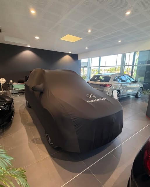 Housse sur mesure RUNCOVER sur un véhicule Mercedes dans une concession, photo publiée sur Instagram