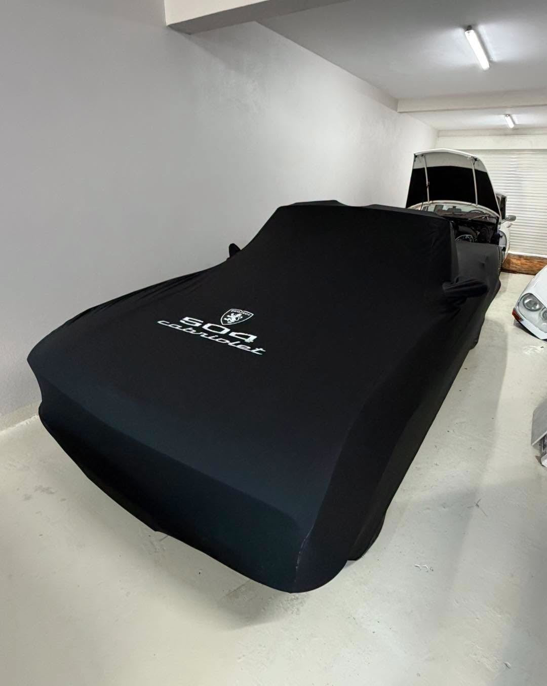 Housse noire sur mesure RUNCOVER ajustée sur une Lamborghini, réalisation publiée par RUNCOVER