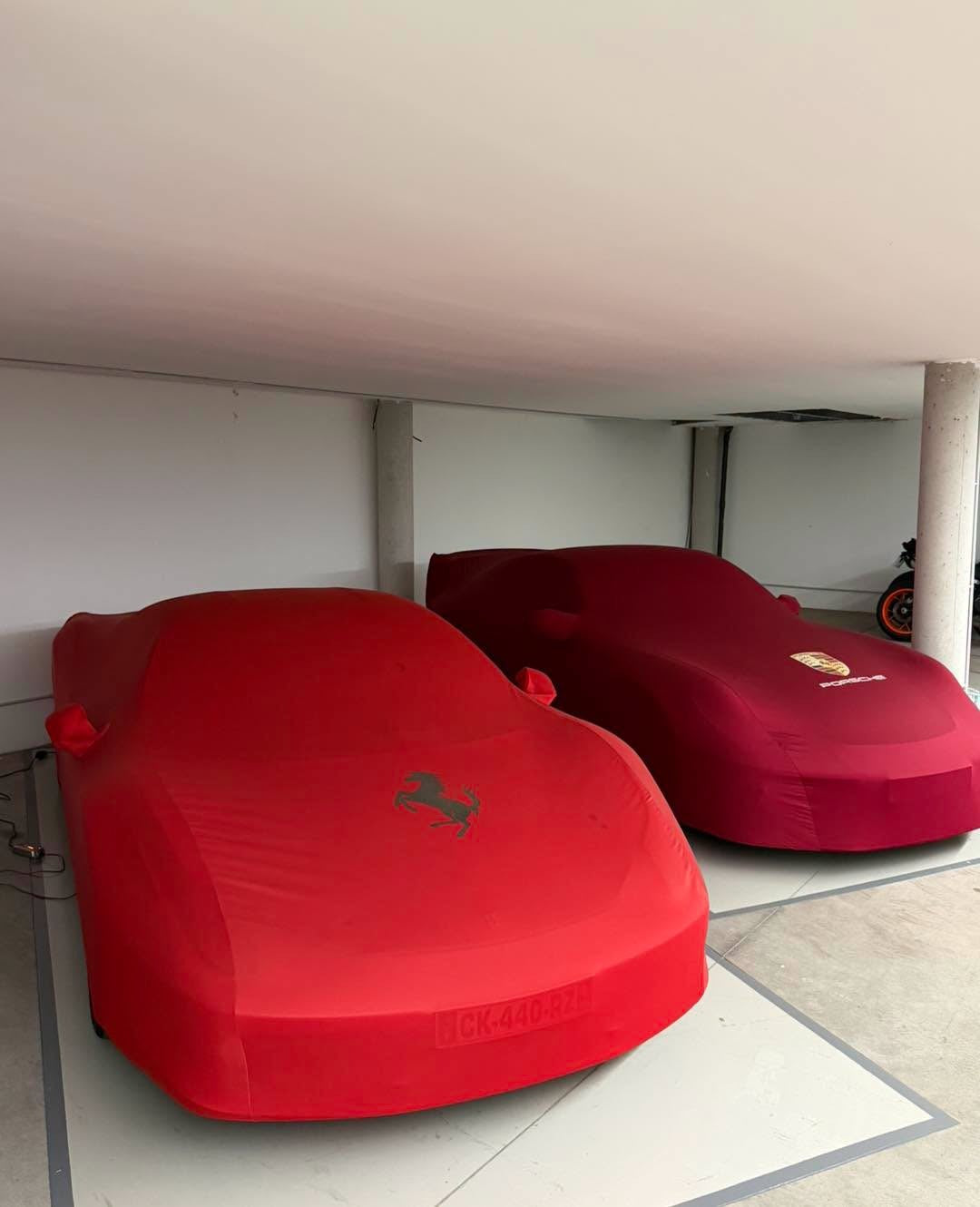 Housses rouges sur mesure RUNCOVER sur une Ferrari et une Porsche, réalisation publiée par RUNCOVER